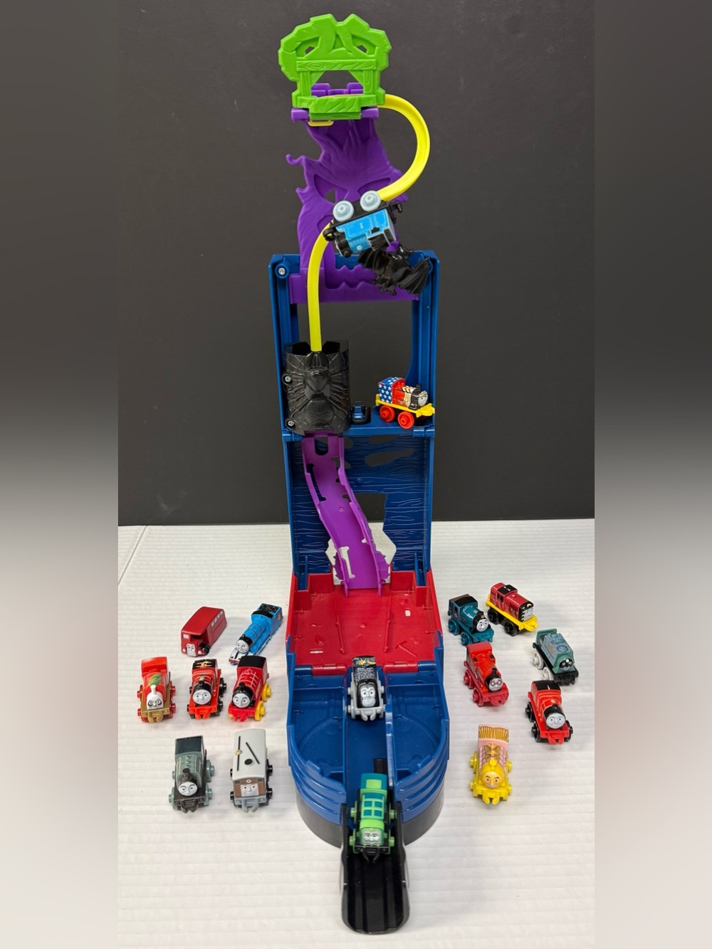 Thomas & Friends MINIS Spooktacular Pop-Up Playset & 17 Mini Trains Lot